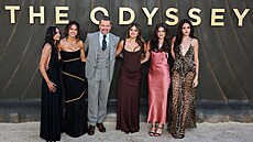 Sám Odysseus Matt Damon p�i�el v klasickém �edém obleku, zato obklopen krásnými...