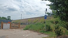 �elezni�ní násep se v �alhosticích z�ítil v �ervnu 2024 po vydatných de�tích....