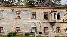 Zámek ze 17. století je z velké �ásti bez st�echy, interiéry jsou zdevastované...