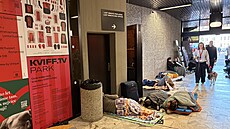 Je sedm hodin ráno, a p�ízemí hotelu Thermal u� je zapln�né filmovými nad�enci....