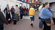 Fronty na lístky p�ed hotelem Thermal v sobotu ráno.(4. �ervence 2026)