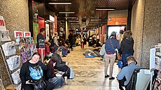 Fronty na lístky v budov� hotelu Thermal v sobotu ráno.(4. �ervence 2026)