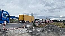 Na uzav�ené parkovi�t� upozor�ují zna�ky i pásky. P�esto �ada motorist� na...