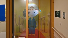 Nová výzdoba odd�lení �ladí� s karlovarským filmovým festivalem.