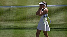 Elise Mertensová se raduje z výhry v osmifinále Wimbledonu.