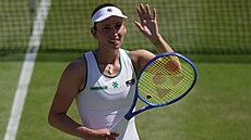 Elise Mertensová slaví postup do �tvrtfinále Wimbledonu.