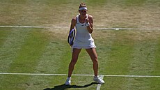 Marie Bouzková se povzbuzuje v osmifinále Wimbledonu.