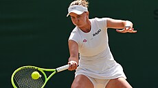 Barbora Krej�íková hraje forhend v osmifinále Wimbledonu.