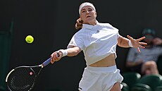 Karolína Muchová hraje forhend v osmifinále Wimbledonu.