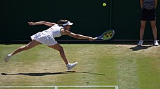 Elise Mertensová dobíhá mí�ek v osmifinále Wimbledonu.