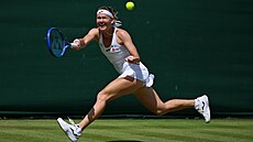 Marie Bouzková dobíhá mí�ek ve t�etím kole Wimbledonu.