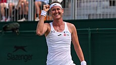 Marie Bouzková dobíhá mí�ek ve t�etím kole Wimbledonu.