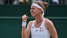 Marie Bouzková se raduje z dobrého úderu ve t�etím kole Wimbledonu.