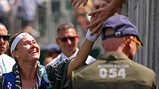 Marie Bouzková slaví s fanou�ky postup do osmifinále Wimbledonu.