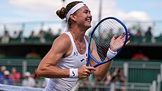 Marie Bouzková slaví postup do osmifinále Wimbledonu.