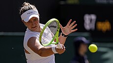 Barbora Krej�íková hraje forhend v osmifinále Wimbledonu.