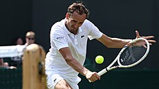 Daniil Medved�v hraje bekhend ve t�etím kole Wimbledonu.