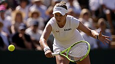 Barbora Krej�íková se soust�edí na úder v osmifinále Wimbledonu.