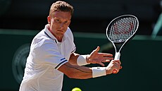 Ji�í Lehe�ka sleduje mí�ek v osmifinále Wimbledonu.