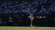 Linda Nosková podává v osmifinále Wimbledonu.