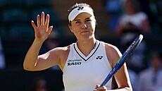 Linda Nosková se raduje z postupu do �tvrtfinále Wimbledonu.