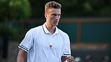 Ji�í Lehe�ka se raduje z dobrého úderu ve druhém kole Wimbledonu.