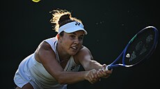 Linda Nosková se natahuje po mí�ku ve druhém kole Wimbledonu.