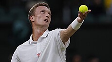 Ji�í Lehe�ka se chystá na podání v osmifinále Wimbledonu.