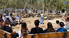 Tým mladých politik� poslouchající p�íb�h p�e�iv�í z festivalu Nova, kde...
