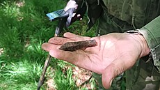 Hrot st�ely do ku�e nalezený archeology v areálu n�kdej�ího hradu Tepenec.