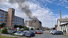 Hasi�i bojují s po�árem budovy 34. v bývalém ba�ovském areálu ve Zlín�....