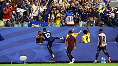 Kapverdský obránce Sidny Lopes Cabral b�í oslavit sv�j gól na tribunu.