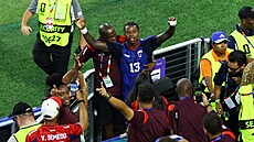 Kapverdský obránce Sidny Lopes Cabral na tribun� hledá svou p�ítelkyni.