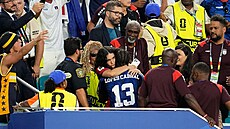Kapverdský obránce Sidny Lopes Cabral slaví na tribun� se svou p�ítelkyní  gól...