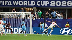 Anglický úto�ník Harry Kane st�ílí druhý gól do sít� DR Kongo.