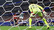 Argentinský zálo�ník Enzo Fernández st�ílí gól do sít� Egypta.