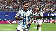 Argentinský zálo�ník Enzo Fernández slaví gól do sít� Egypta.