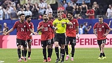 Egypt�tí fotbalisté diskutují s rozhod�ím po vít�zném gólu Argentiny.