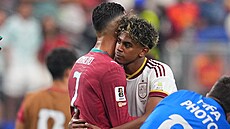 �pan�lský k�ídelník Lamine Yamal objímá Cristiana Ronalda po zápase s...