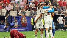 �pan�l�tí fotbalisté oslavují gól do sít� Portugalska.