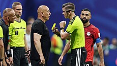 Egyptský trenér Husam Hassan v diskusi s rozhod�ím b�hem utkání s Argentinou.