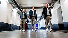 �eský trenér Lubo� Barto� (uprost�ed), jeho asistent Salva Camps (vlevo) a...