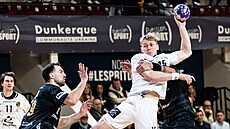 Házenká� Adam Tomá�ek se v dresu Chambéry sna�í protla�it ke st�ele.