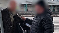 Policie hledá sv�dky incidentu, na jeho� konci skon�il cestující se zlomenými...