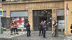Policejní zásah kv�li výhru�ce bombou ú�adu ve Vodi�kov� ulici na Praze 1. (1....