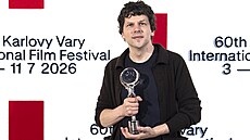 Jesse Eisenberg pózuje s Cenou prezidenta MFF (4. �ervence 2026)