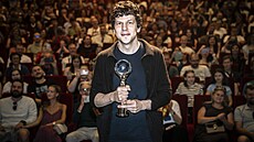 Jesse Eisenberg pózuje s Cenou prezidenta MFF p�ed zapln�ným Velkým sálem (4....