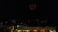 Záb�r z dronové show, kterou vyvrcholilo zahájení karlovarského festivalu. (4....