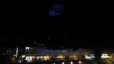 Záb�r z dronové show, kterou vyvrcholilo zahájení karlovarského festivalu. (4....