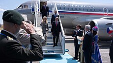 Premiér Andrej Babi� (ANO) dorazil s man�elkou Monikou na summit NATO v Anka�e....
